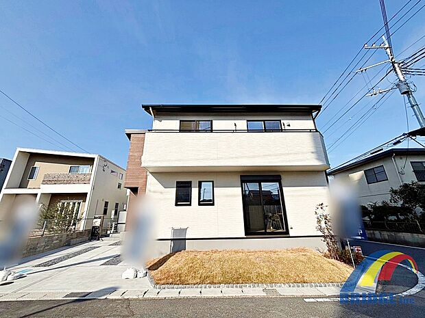 南東角地で明るく開放的な立地！！外観・内装ともにスタイリッシュな建物で機能面も優れたプロもお勧めする物件です！！