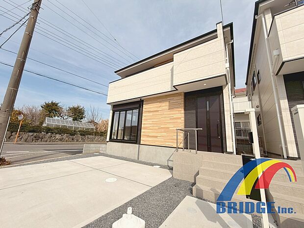 落ち着いた色合いでスタイリッシュな邸宅
広々した敷地で駐車2台可能です。