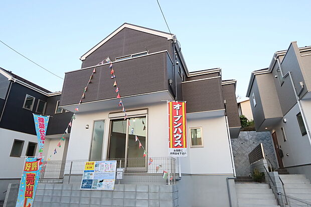 モダンな外観、堂々たる趣ながら、主張し過ぎずどこか余裕を感じさせるシャープなフォルムで佇む邸宅は、晴天の空と照らし合わせる事で、本来あるべき完成形の姿を見せてくれます。