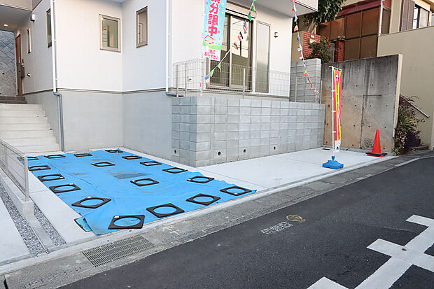 駐車スペースとして2台を確保いたしましたので、大きめのお車でも駐車可能です。自転車やバイクなど、ゆとりのある敷地で置き場所に困ることはないでしょう。