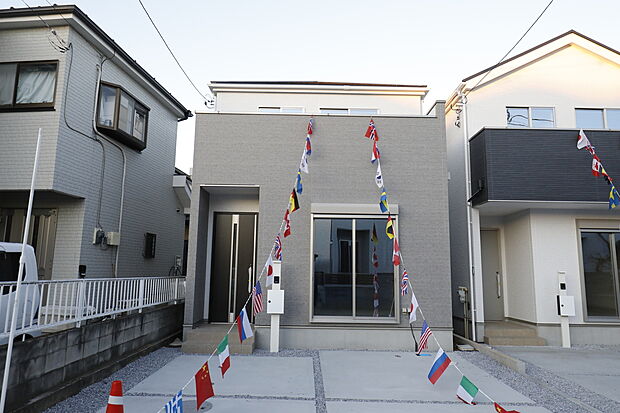 モダンな外観、堂々たる趣ながら、主張し過ぎずどこか余裕を感じさせるシャープなフォルムで佇む邸宅は、晴天の空と照らし合わせる事で、本来あるべき完成形の姿を見せてくれます。