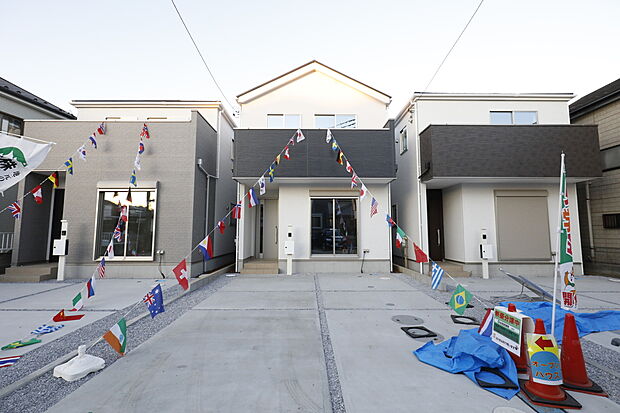 断熱等級５，一次エネルギー等級６のZFH水準住宅、
建物の劣化を防ぐ為、「基礎パッキン工法」を標準で採用し、従来工法の1.5～2倍の換気性能を発揮。さらに壁内に「外壁通気層」を設け効果的に湿気を放出。