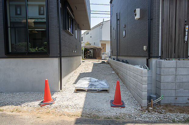 【両面道路、カースペース2台可 2号棟】敷地内に駐車スペースが2台分確保されています。通勤、お出かけ、ショッピングなど、家族で出かける際の足となる車。状況に応じて使い分けたい、そんな方におすすめです。