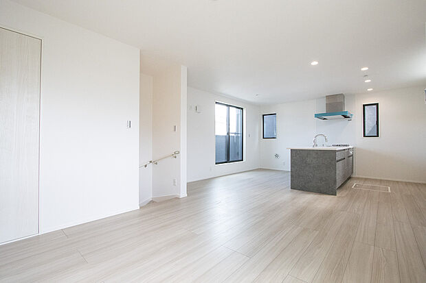 【■2階の広々としたLDK17.5帖 3号棟】通風・採光にも優れ、心地よい光と風が溢れています。 贅沢といえるほどの豊かな居住性と、プライドを満たすクオリティが見事に調和した住空間。2階リビングならではの快適なひとときをご体感頂ける筈です。