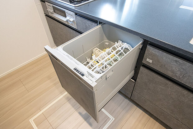 【ビルトイン食器洗乾燥機】通常の手洗いでは使用出来ないほど高温のお湯や高圧水流を使うことにより汚れを効果的に落とすことができる。殺菌効果が非常に高く哺乳瓶などを使う家庭で需要が高く大変便利。