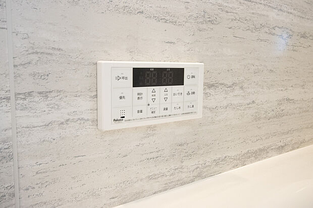 【オートバス】
パネルからワンタッチで自動的にお湯張りができる設備。お風呂のお湯がたまったかどうかいちいち浴室へ確認に行かずにすみ、うっかりお湯を溢れさせてしまうこともなくなります。