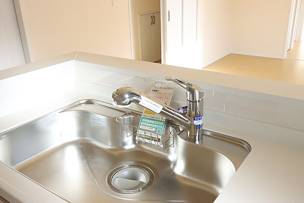 【浄水器一体型混合水栓】一つの蛇口で「原水（水道水）」「シャワー」「浄水」を切り替えられる、浄水器を内蔵した混合水栓です。浄水は、水栓本体の首部分に付属のカートリッジをセットして使用します。