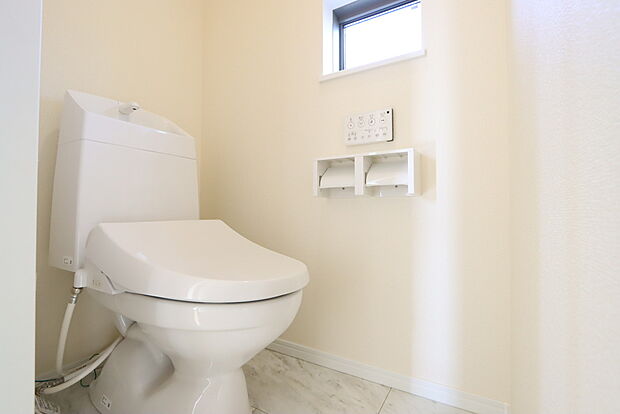 【節水タイプのトイレ2か所設置　】一度使ってしまうと、その爽快さと清潔感でトイレットペーパーに戻れなくなる温水洗浄便座。紙よりも刺激が少なく肌にやさしいため、痔や敏感肌の方に特にうれしい機能です。