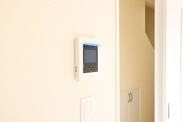 【TVモニター付インターホン】来訪者の様子を室内TVモニターでチェック。対応したくないセールスを断りやすく、子どもに留守番をさせるときも安心。不在時の来訪者を録画でき、犯罪抑止効果も期待できます。