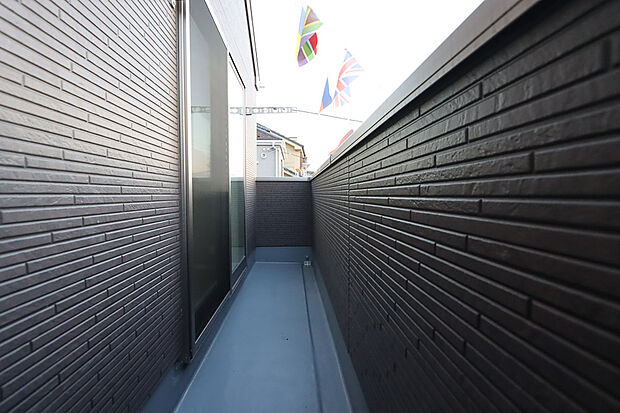 【２か所のバルコニー　2号棟】朝の澄んだ空気や、夕方に吹く清々しい風を五感で感じられるバルコニー。住まいの中で唯一屋外にあって、本当の自然を感じられるスペースです。

