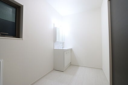 家事動線のよい広々としたパウダールーム　３号棟