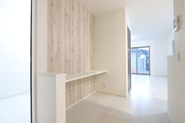 【リビングには多目的に使用可能はスタディーカウンター　３号棟】LＤＫの一角にカウンターを設けたスペース。キッチンで料理をしながらお子様の勉強する様子がうかがえ、いっしょに宿題をしたりとコミュニケーションの場にもなります。