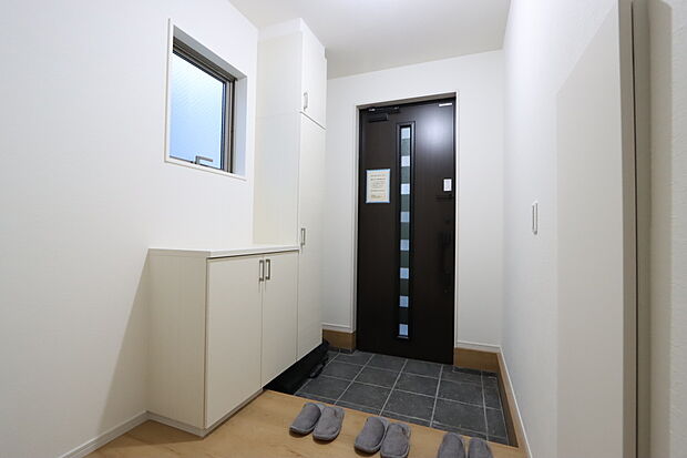 【２号棟　お子様と並んで靴の履ける玄関】シューズボックスには靴やブーツ、サンダルはもちろん、ハンカチや手袋、バック類などのお出かけ用品、印鑑や朱肉なども収納可能です。