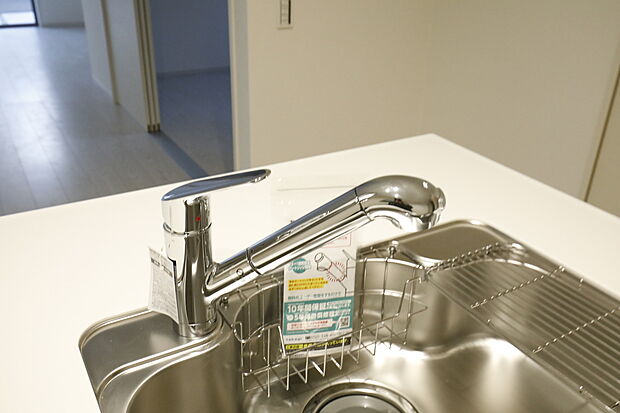 【タカギの浄水器一体型混合水栓】一つの蛇口で「原水（水道水）」「シャワー」「浄水」を切り替えられる、浄水器を内蔵した混合水栓です。浄水は、水栓本体の首部分に付属のカートリッジをセットして使用します。