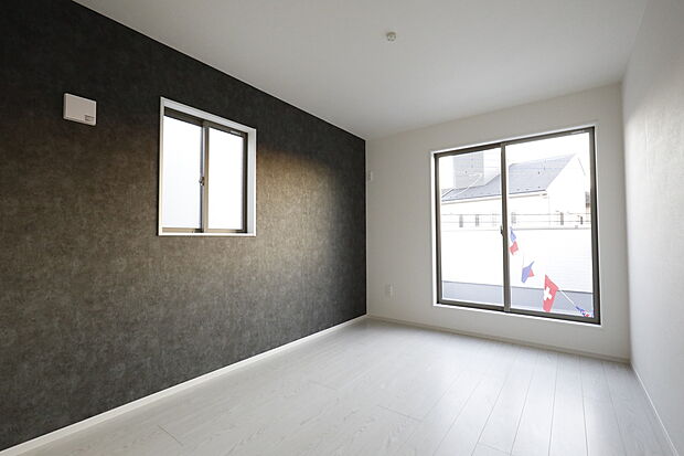 【キングサイズのベットもおける7畳の主寝室　1号棟】独立性を高めたお部屋。たっぷりの収納も配備しており、片付いた空間を現実出来そう。陽光も降り注ぐ明るく開放的な空間が魅力的。