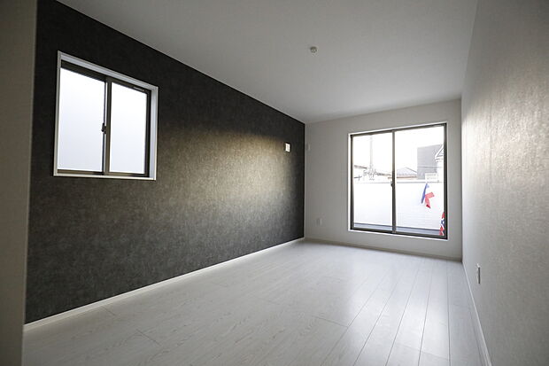 【キングサイズのベットもおける8畳の主寝室　2号棟】独立性を高めたお部屋。たっぷりの収納も配備しており、片付いた空間を現実出来そう。陽光も降り注ぐ明るく開放的な空間が魅力的。