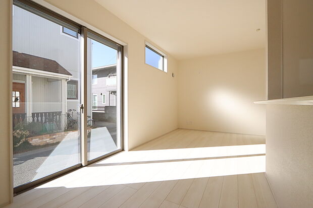 【3号棟リビング】大きな窓から光が入るリビングは、ご家族の中心となるスペースとなります。お好きな家具や家電を並べて、思い描く憩いの空間づくりができます。