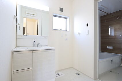 三面鏡仕様の洗面