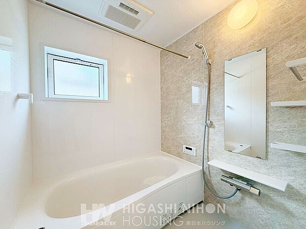 施工例（浴室）体だけでなく心の疲れも洗い流してくれるバスルーム。洗濯物を乾かす乾燥機能や、カビを抑制する換気機能を備え、雨の日に便利です。また、寒い時期には暖房機能で快適に入浴できます。