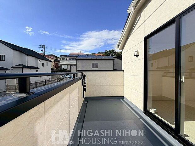 施工例（バルコニー）バルコニーは陽当たり良好で、お洗濯もはかどります。幅も確保され広々としたバルコニーは何気ない日常の中で太陽光や爽やかな風など、自然に触れさせてくれる貴重な場所です。