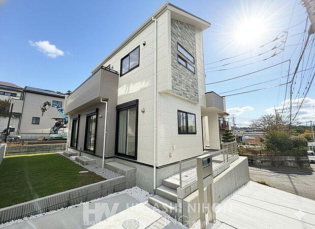 外観施工例ホワイトを基調としたシャープな外観。片流れ屋根が印象的で、スタイリッシュかつモダンな佇まいを演出。ワイドバルコニーを設け、洗濯物はもちろん、プライベートなひとときにも活用可能。