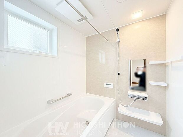 一日の疲れを癒すバスルーム。程よい大きさの浴槽で、シンプルですっきりとしたバス空間になります。ゆったりお湯につかりながら、心も体もリラックスできます。ご家族みんながホッと一息つける場所です。