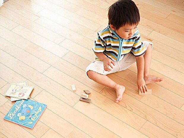 【その他設備】【天然木複合フローリング】床材に使用される天然木複合フローリングは、自然素材ならではの木目や濃淡による親和性と質感がやすらぎと安心感があり、樹種ごとの個性的な趣や、年月を経るほどに落ち着きを増す味わい