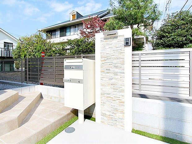 【その他】【類似外観同仕様写真】同ハウスメーカー施工例のため構造、階数、仕様は同一ですが、窓・ドア・バルコニー等の位置や形状、外壁・屋根等の色は実物と異なる場合があります。