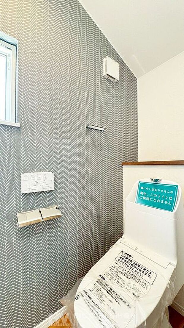 【トイレ】最新の温水洗浄機能付トイレ。ボタン一つでいつも快適！いつでも清潔に保っていたい最新型トイレはお手入れもしやすく工夫されています。1Fと2F、2か所にあり忙しい朝も安心です！