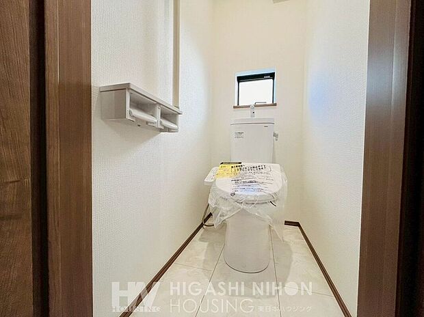 【トイレ】全体を白でまとまっているシンプルでエレガントなトイレ空間です。アクセントにグリーンや、ポスターを飾って、スタイリッシュな印象にコーディネイトしても素敵ですね。