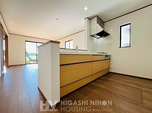 【キッチン】対面キッチンは目線の先が空間の広がりのあるリビングやダイニングなので、開放感を感じられます。また、作った食事をそのままダイニングに運びやすく配膳が効率的になります。