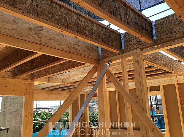 【構造】建築基準法のたわみ制限1/250以下に対し、倍以上の1/600を基準。たわみが大きいほど、歩いたりした時に、違和感が生じます。お客様に永く住んでいただくからこそ、当社はそこに厳しい基準を設けています。