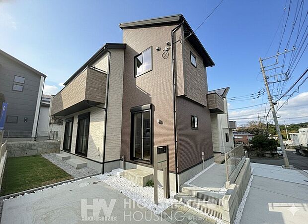 【外観】【類似外観同仕様写真】同ハウスメーカー施工例のため構造、階数、仕様は同一ですが、窓・ドア・バルコニー等の位置や形状、外壁・屋根等の色は実物と異なる場合があります。