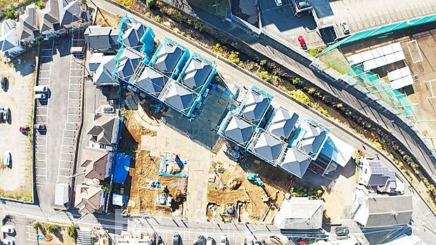 【玄関】現地見学受付中。たっぷり差し込む陽光と、のびやかな開放感が魅力の住まいです。