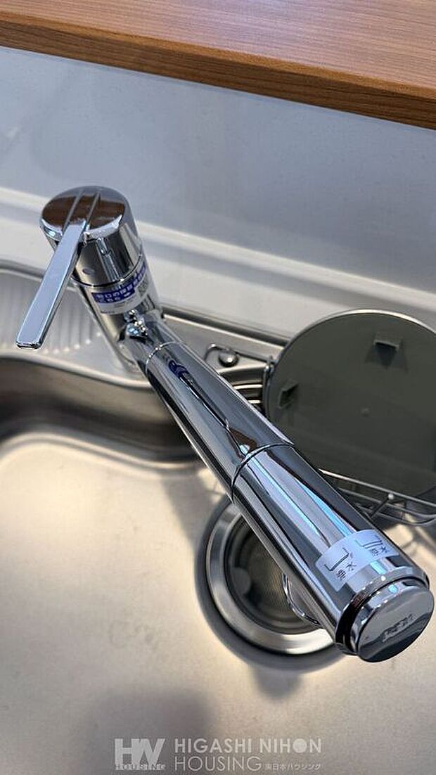 【その他設備】浄水機能付き水栓で、いつでも安心・安全な水を使用可能。料理や飲用にも便利で、清潔で快適なキッチンライフをサポートします。
