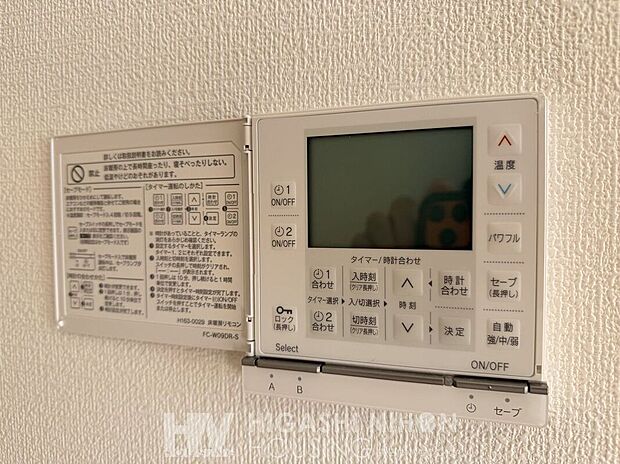 【その他設備】足元から室内をムラなく暖める床暖房。空気を汚さず静かに温めるため、快適で心地よい室内環境を実現します。小さなお子様のいるご家庭も安心です。