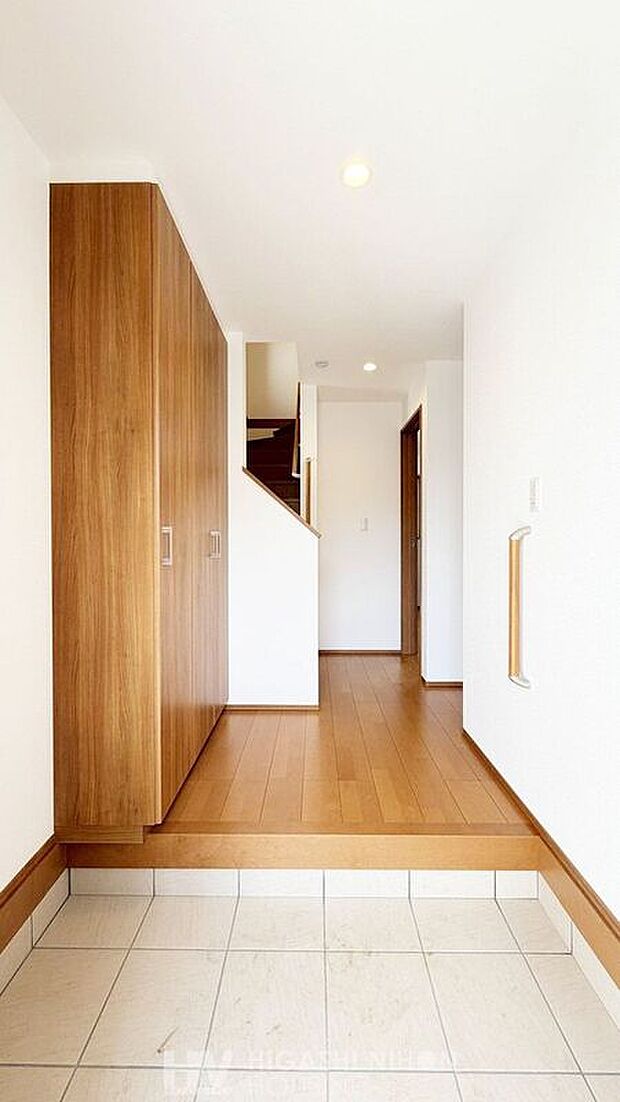 【玄関】大容量の下駄箱が設置され、お気に入りの靴やブーツ、傘などを収納していただけます。訪れる人を温かく迎えてくれる、明るい玄関です。