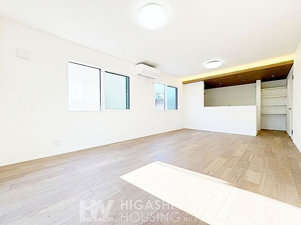 【リビング】明るいリビングダイニングは食事タイムも家族団らんのひとときも、ゆったりと寛いで過ごしていただけます。