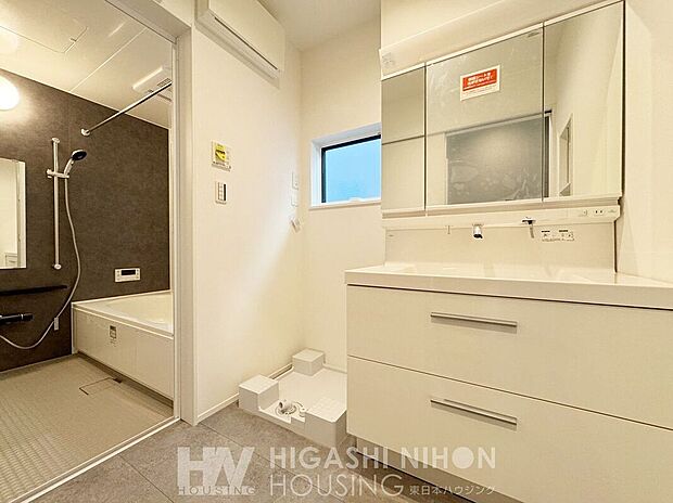 【洗面】三面鏡の多くは裏面に収納スペースがついており、歯ブラシやヘアケア用品、スキンケア用品などを収納できます。また鏡部分が扉になっているため、収納した小物類を隠せるのもうれしいポイントです。