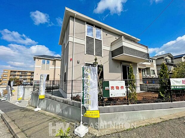 【外観】【類似外観同仕様写真】同ハウスメーカー施工例のため構造、階数、仕様は同一ですが、窓・ドア・バルコニー等の位置や形状、外壁・屋根等の色は実物と異なる場合があります。