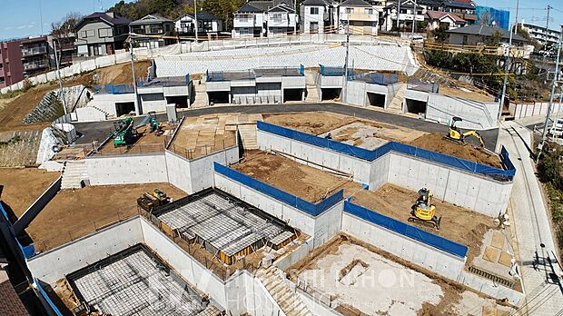 【外観】ドローン撮影で周りの建物や日当たりなどをご紹介しています。普段見られない上空からの映像で物件をご確認ください。