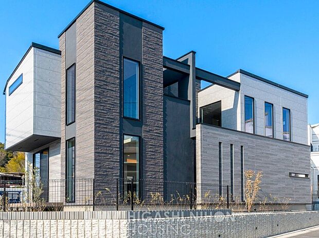 【建物プラン例　（外観写真）】【Vivantオプション外観仕様】■内外装のグレードを上げた意匠デザインを採用■オプション金額：350万円(税込)類似外観同仕様：当物件とは扉や窓の開口部の位置等のデザインが異なります