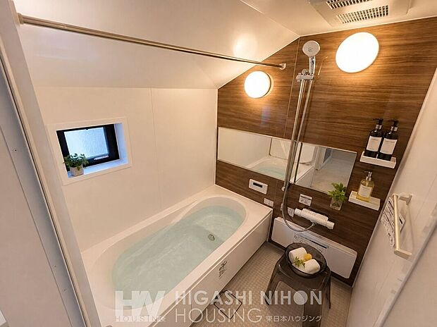 【バス】【1号棟】くつろぎの時間をイメージしやすい浴室です。【バーチャルステージングイメージ写真】本画像はCGにより家具・調度品を配置したイメージです。画像内の家具・調度品は販売価格に含まれず、付帯しません。