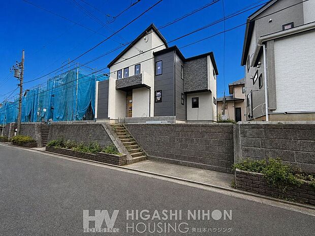 【前面道路含む外観】道路面より高い土地はプライバシーや採光の確保がしやすいというメリットがあります。道路面より低い土地は防音性や気密性に優れています。