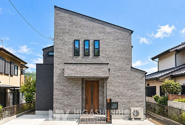 【その他】【類似外観同仕様写真】同ハウスメーカー施工例のため構造、階数、仕様は同一ですが、窓・ドア・バルコニー等の位置や形状、外壁・屋根等の色は実物と異なる場合があります。