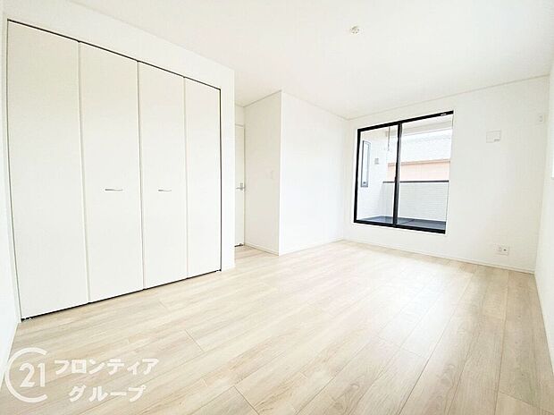 こちらのお部屋はバルコニーに面しており、日当たり、通風ともに良好です!