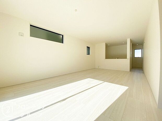 LDKには大きな窓からたくさんの光が入り、明るく、開放的な空間を演出してくれます。お友達が遊びに来た時も自慢のリビングになりますね!