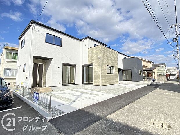 シンプルで洗練された外観が、住む人のセンスを引き立て、日々の生活に彩りを添える新築戸建てです