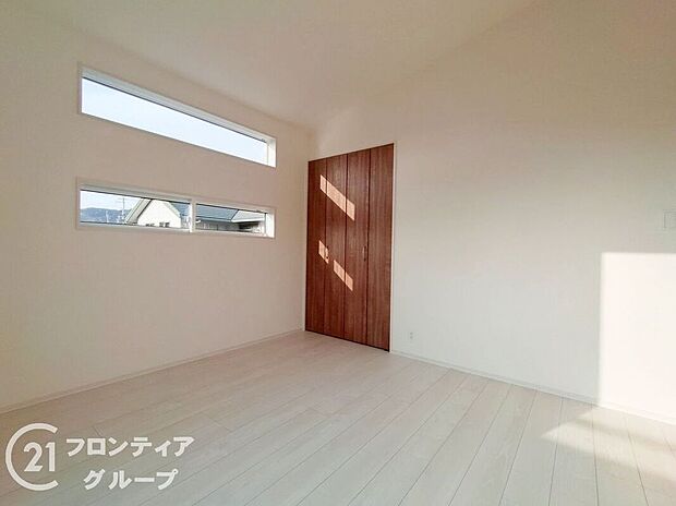 新しい畳の香りのする和室は、使い方色々。客室やお布団で寝るときにぴったりの空間ですね。