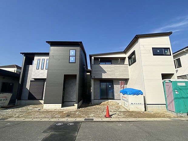 モダンなデザインが魅力の新築戸建てで、スタイリッシュな外観が住む人を引き立て、日々の生活に彩りを添えます